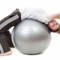 バランスボールの腹筋運動は少ない回数でも効く