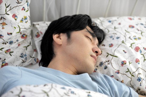 レム睡眠行動障害がサインとなる2つの大病とは