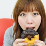 食後は横になる