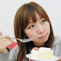 朝食抜きと夕食抜きのどちらが健康的なのか?