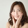 顔のむくみをとる簡単リンパマッサージのやり方