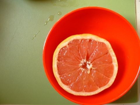 グレープフルーツは剥き方で健康効果が減少する