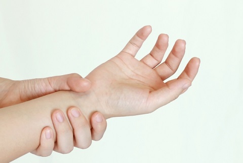 指先のしびれの原因は中指側か小指側で判別する