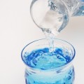 寝起きすぐに水を飲むと便秘が解消する理由