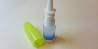 点鼻薬の使いすぎでおこる「薬剤性鼻炎」に注意