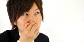 鼻づまり解消は脇の下にコブシを10秒挟むだけ